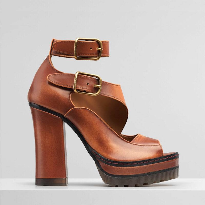 صندل كعب عالي من Chloe من جلد العجل الطبيعي اللامع المصقول